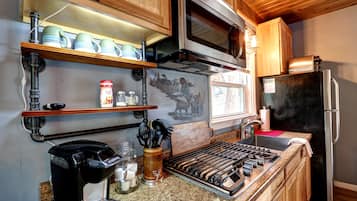 Cabaña, varias camas, acceso a la alberca, vista a la montaña (VC618) | Cocina privada | Cafetera y tetera
