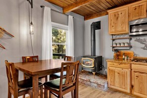 Cabaña, varias camas, acceso a la alberca, vista a la montaña (VC618) | Restaurantes