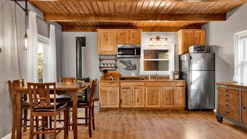 Cabin, Multiple Beds, Pool Access, Mountain View (VC618) | Dining