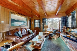 Ferienhütte, Mehrere Betten, Poolzugang, Bergblick (VC339) | Wohnbereich | Kamin