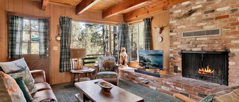 Cabaña, varias camas, acceso a la alberca, vista a la montaña (VC339) | Área de sala de estar | Chimenea