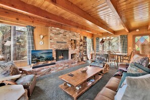 Cabin, Multiple Beds, Pool Access, Mountain View (VC339) | Living area