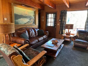 Mökki, useita sänkyjä, pääsy uima-altaalle, vuoristonäköala (VC339) | Oleskelualue | Takka