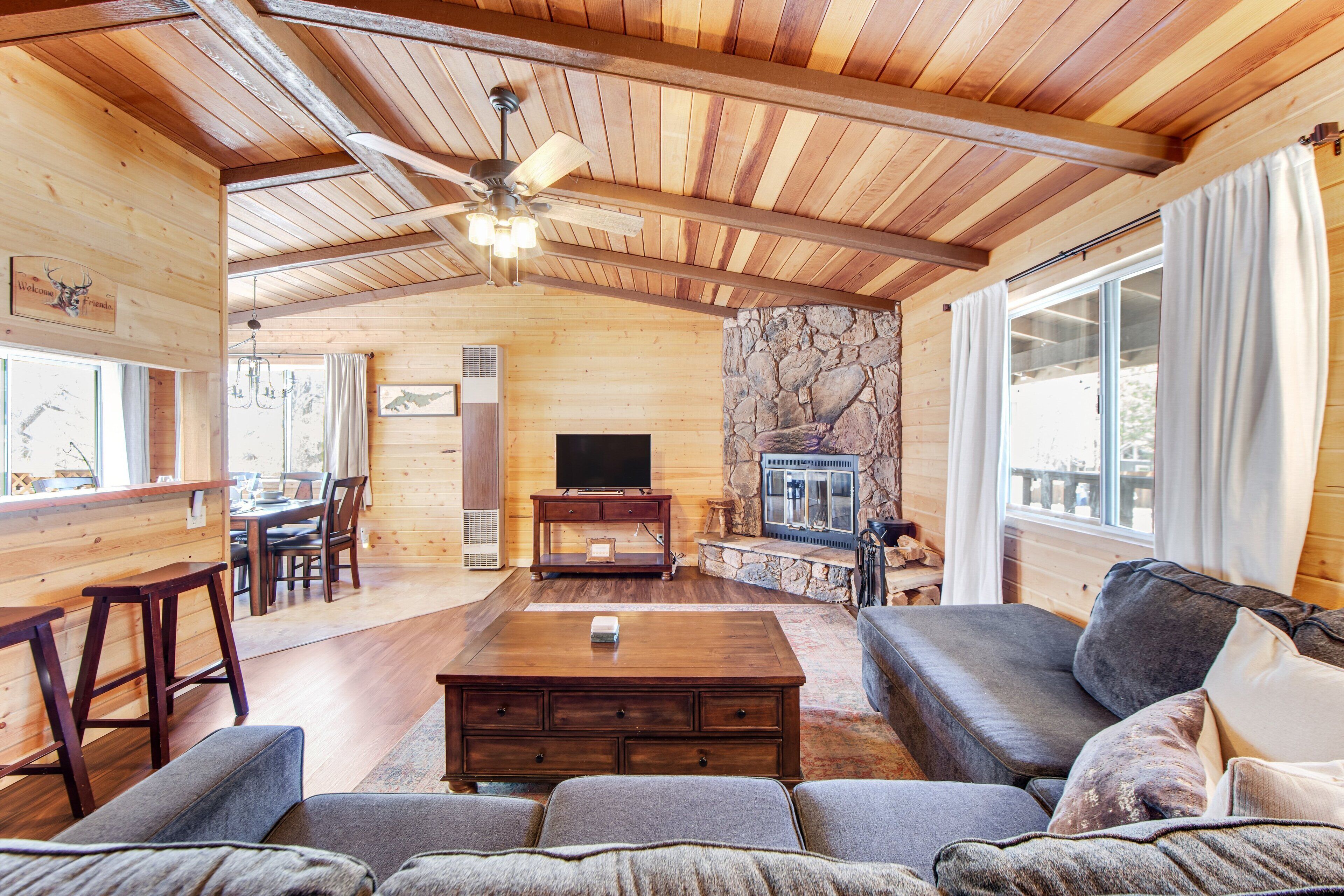 Cabin, Berbilang Katil, Pool Access, Mountain View (VC329) | Ruang tamu | Pendiangan 