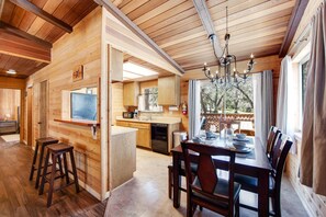 Decoración personalizada, muebles diferentes y ropa de cama 