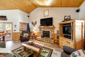 Cabin, Multiple Beds, Pool Access, Mountain View (VC617) | Living area - Wren's Nest #617 (Big Bear Lake)
