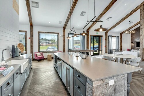 Landing | Stunning 1BD, Gym, Pool