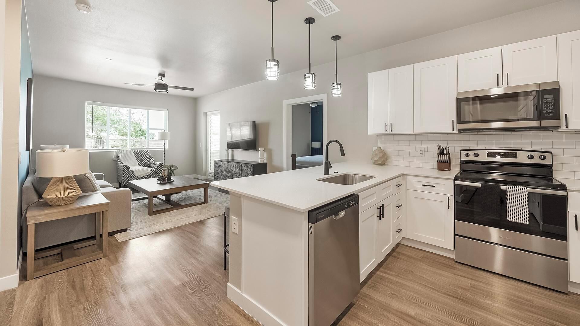 ثلاجة، مائدة طعام