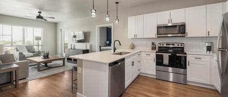 冷蔵庫、ダイニングテーブル