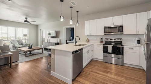 Landing | Chic 2BD, Clubhouse