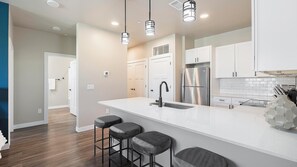 冷蔵庫、ダイニングテーブル