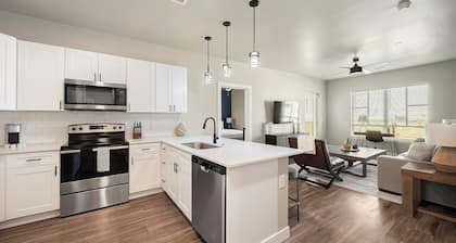 Landing | Chic 2BD, Clubhouse