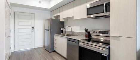 Frigorifero, tavolo da pranzo