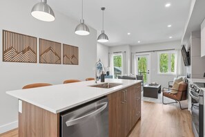 冷蔵庫、電子レンジ、オーブン、コンロ