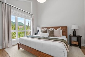 4 bedrooms, desk, WiFi, bed sheets