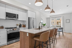 冷蔵庫、電子レンジ、オーブン、コンロ