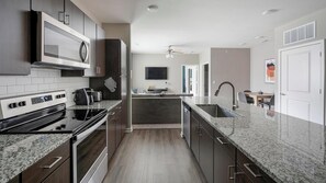 Frigorífic i una taula de menjador