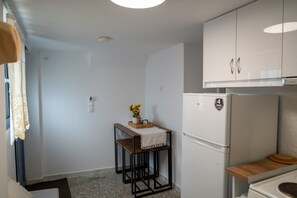Réfrigérateur, four, plaque de cuisson, cafetière/bouilloire
