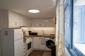 Réfrigérateur, four, plaque de cuisson, cafetière/bouilloire