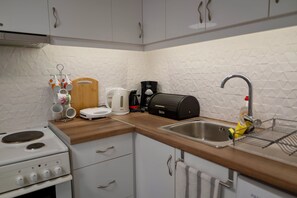 Réfrigérateur, four, plaque de cuisson, cafetière/bouilloire
