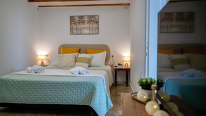 Ett hotellrum med två sängar, ett träpanelat tak och konstverk på väggarna.