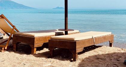 Island Stone house 15m from the beach.