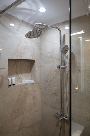 Dusche, Haartrockner, Handtücher, Seife