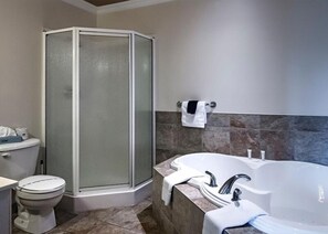 Habitación individual Premium, 1 cama de matrimonio grande, cocina básica, vistas a la bahía | Baño | Artículos de higiene personal gratuitos, secador de pelo y toallas