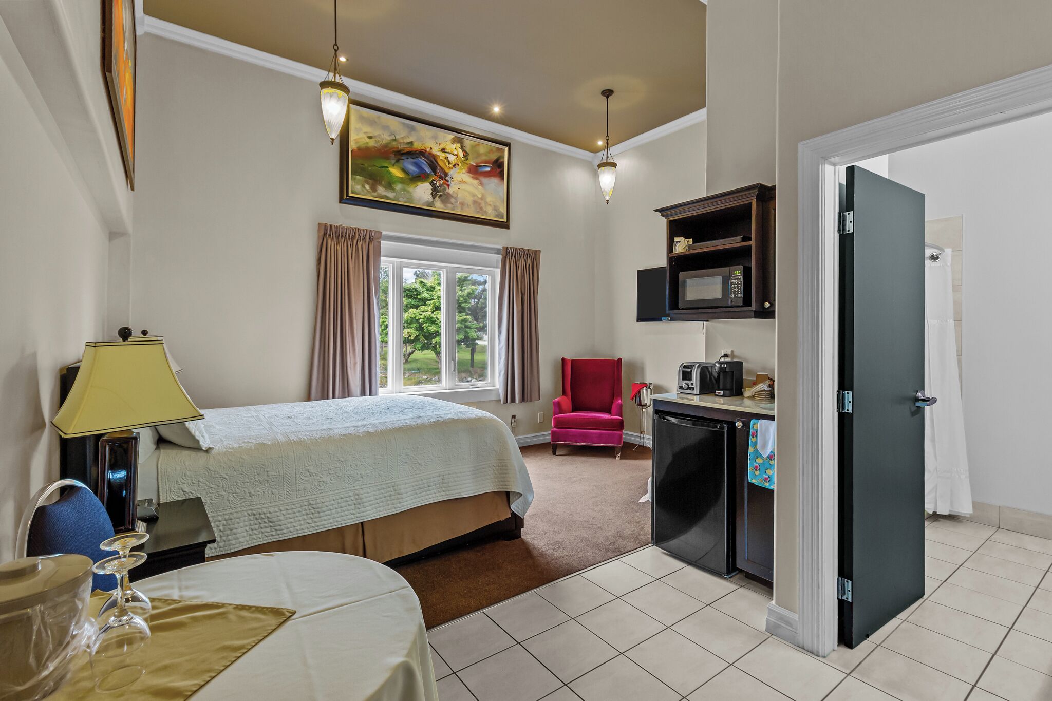 デラックス シングルルーム クイーンベッド 1 台 簡易キッチン ベイビュー | デスク、ノートパソコン用作業スペース、アイロン / アイロン台、WiFi (無料)