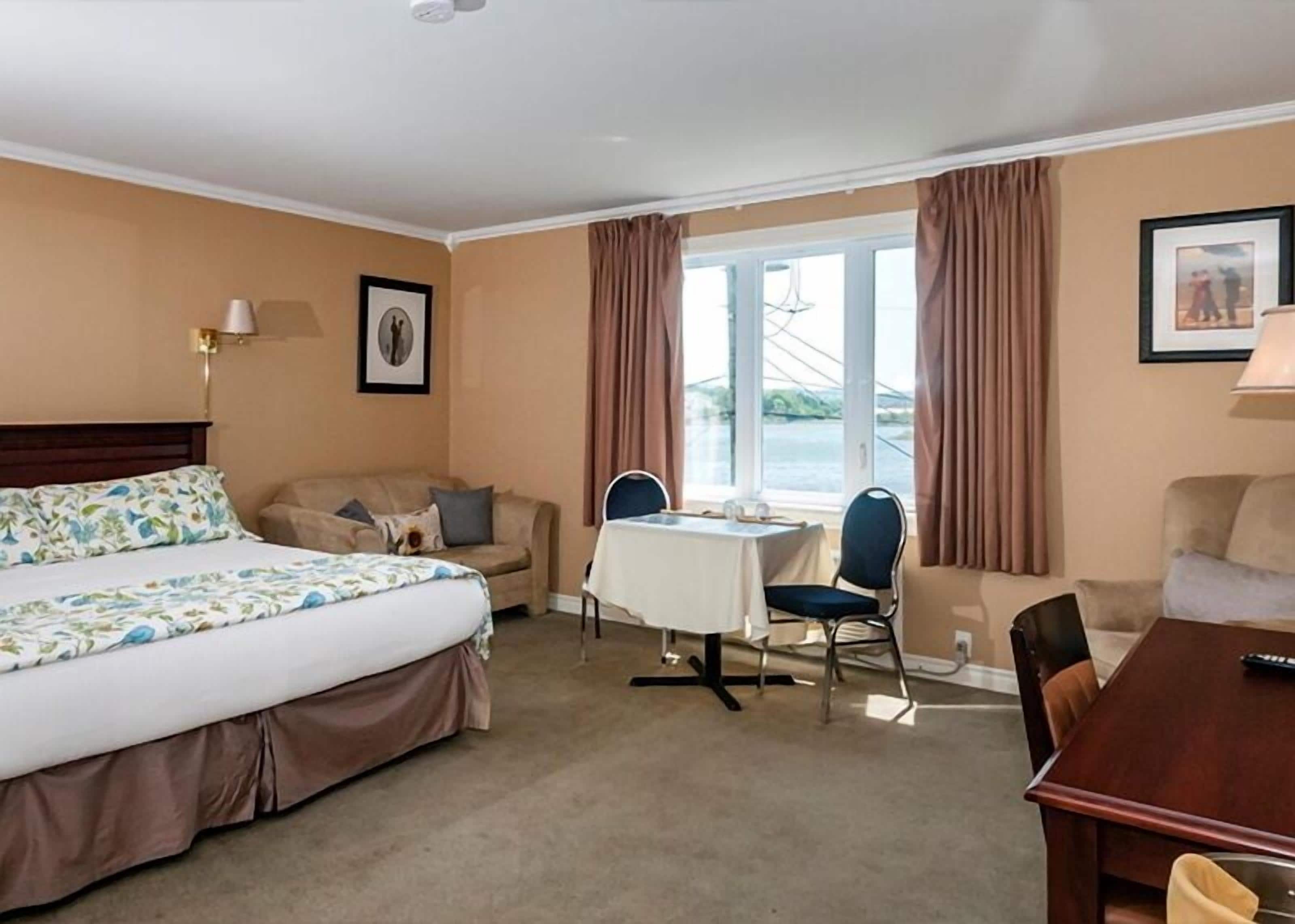 Premium Single Room, 1 King Bed, Jetted Tub, Bay View | Desk, laptop workspace, iron/ironing board, free WiFi