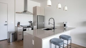 Een koelkast, een eettafel