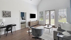 2 habitaciones, escritorio, tabla de planchar con plancha y wifi 