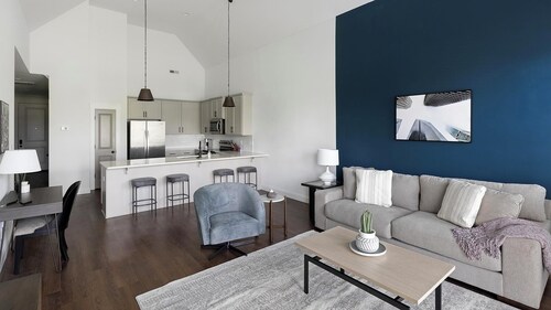 Landing | Beautiful 2BD, Clubhouse, Gym