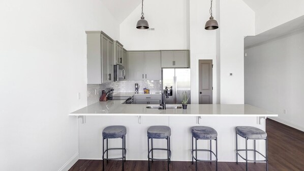 Jääkaappi, ruokailupöytä