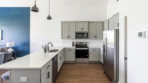 Geladeira, mesas de jantar