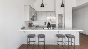 Kjøleskap og spisebord
