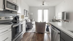 Kühlschrank, Esstisch