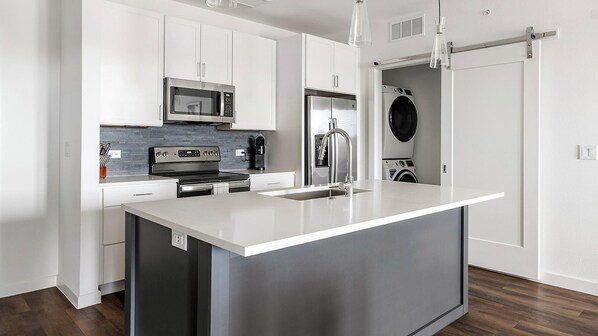 Réfrigérateur, tables à manger