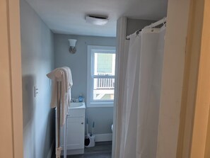 Serviettes fournies, savon, papier toilette