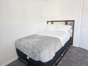 2 bedrooms, iron/ironing board, internet, bed sheets