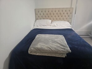 2 bedrooms, iron/ironing board, Internet, bed sheets - Charming Brand New & Fully Furnished 2-bedroom house in amazing Manchester (Manchester)