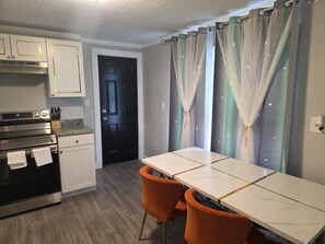 Microwave, oven, stovetop - Charming Brand New & Fully Furnished 2-bedroom house in amazing Manchester (Manchester)