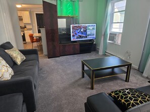 TV - Charming Brand New & Fully Furnished 2-bedroom house in amazing Manchester (Manchester)