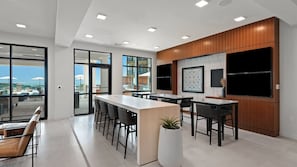 Una cocina moderna con barra, ventanas amplias y vistas al exterior.