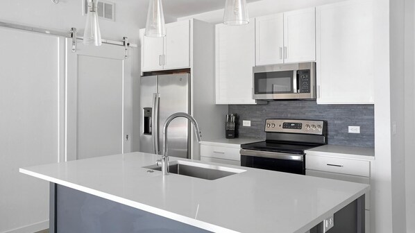 Réfrigérateur, table de salle à manger