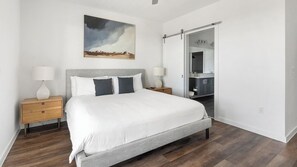 1 slaapkamer, een bureau, een strijkplank/strijkijzer, wifi