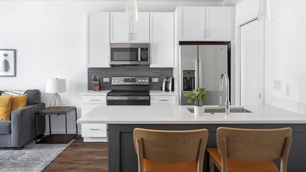 Køleskab, spisebord