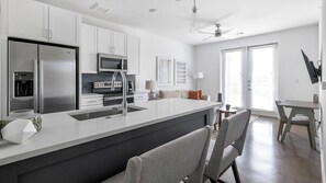 Kühlschrank, Esstisch