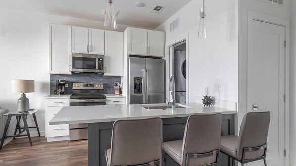 Refrigerador y comedor 