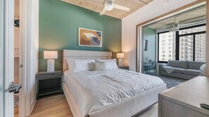 1 habitación, escritorio, tabla de planchar con plancha y wifi